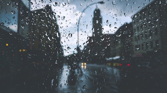 雨の街並み